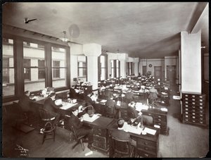 Menn og en kvinne som jobber ved pulter på et kontor hos Metropolitan Life Insurance Co. på 23rd Street og Madison Avenue, New York, 1907 (sølv gelatintrykk)